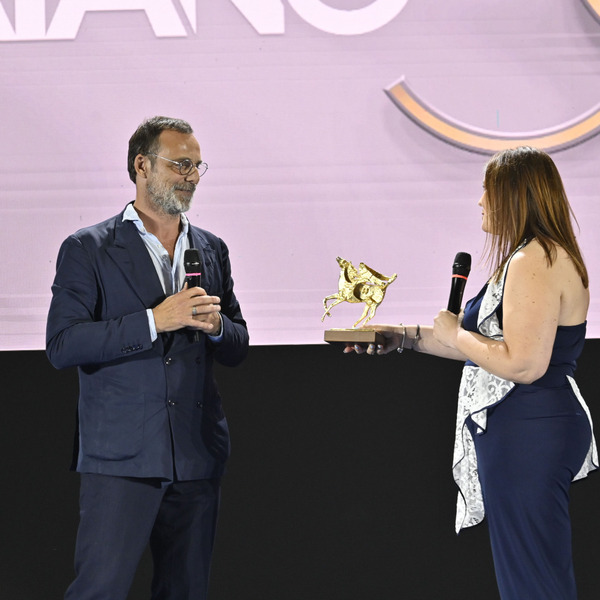 Alessandro Preziosi Riceve Il Pegaso D&#039;oro Da Federica Lancia, Poste Italiane